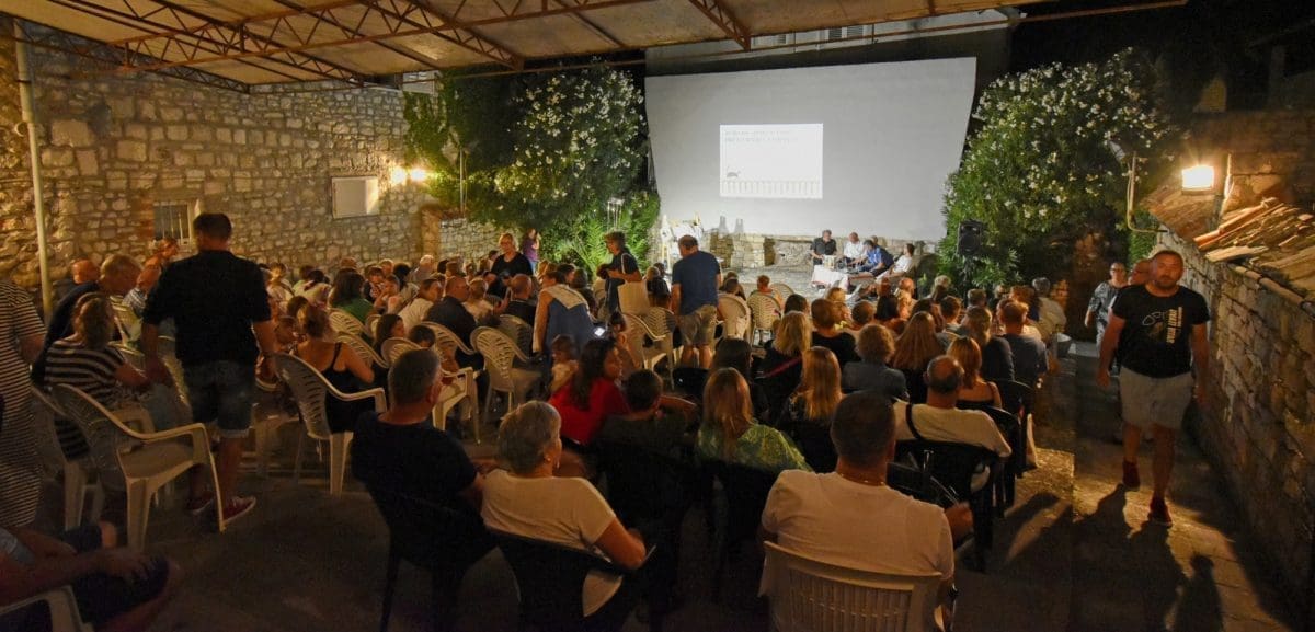 Predavanje i promocija "Priče o mački u kampanelu" na Ljetnoj pozornici Kavanjin u Sutivanu