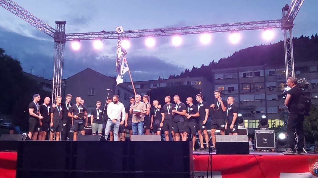 "NEKA GRMI, NEKA SIVA, NERETVOM SE PISMA PIVA" Ekipa iz Zagreba pobijedila na 25. Maratonu lađa