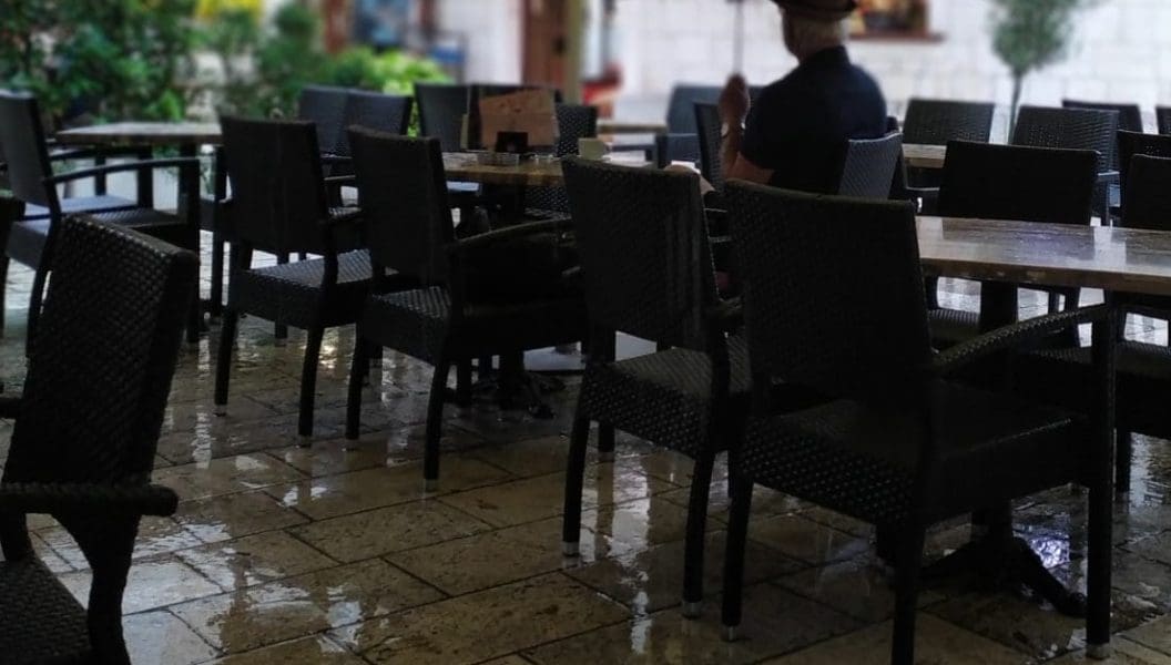 JER KAVA SE MORA POPITI Olujno nevrijeme u Trogiru ovog čovjeka nije spriječilo da popije kavu: Evo kako je to izveo
