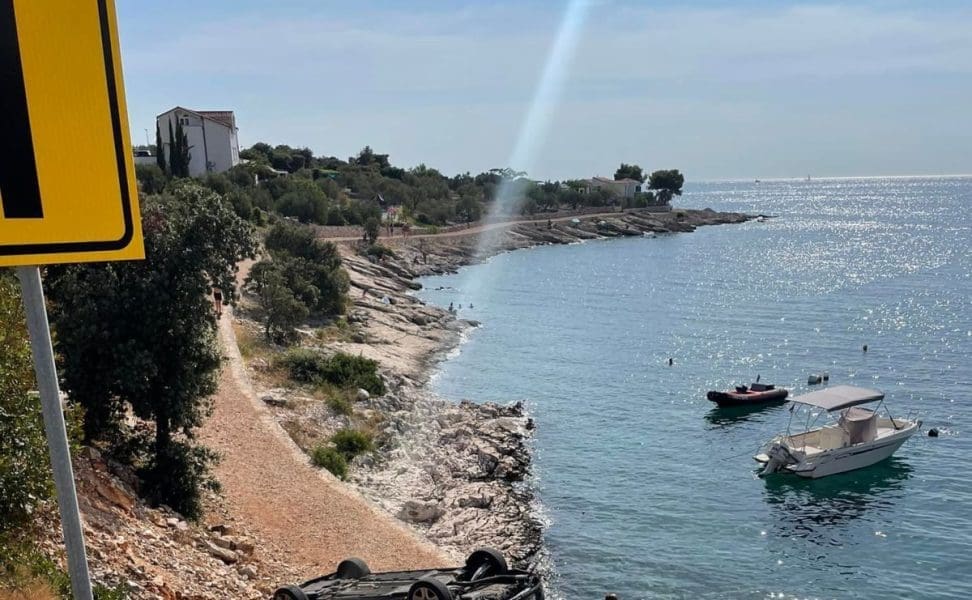NESVAKIDAŠNJA NESREĆA Vlasnik automobila nije podignuo ručnu kočnicu, automobil završio na plaži