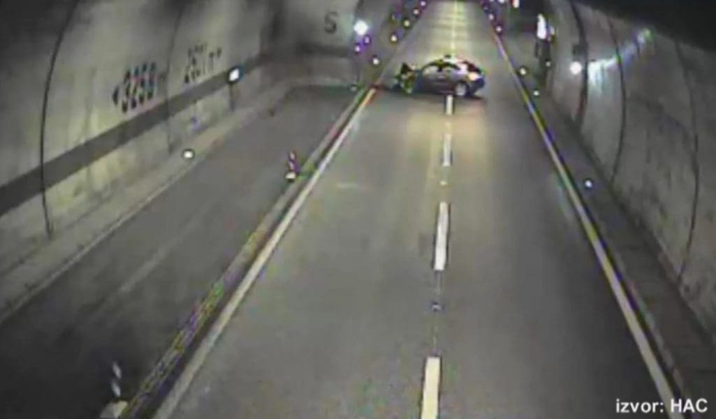 Prometna u tunelu Sveti Rok, vatrogasci rezali auto da izvuku putnike