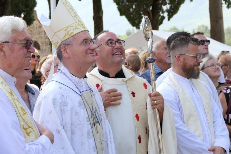 PROSLAVLJENA 300. OBLJETNICA CRKVE MALA GOSPA U GRABOVCU Don Mario Čagalj zahvalio je nadbiskupu što je našao vremena doći u malu župu koja broji oko 260 žitelja