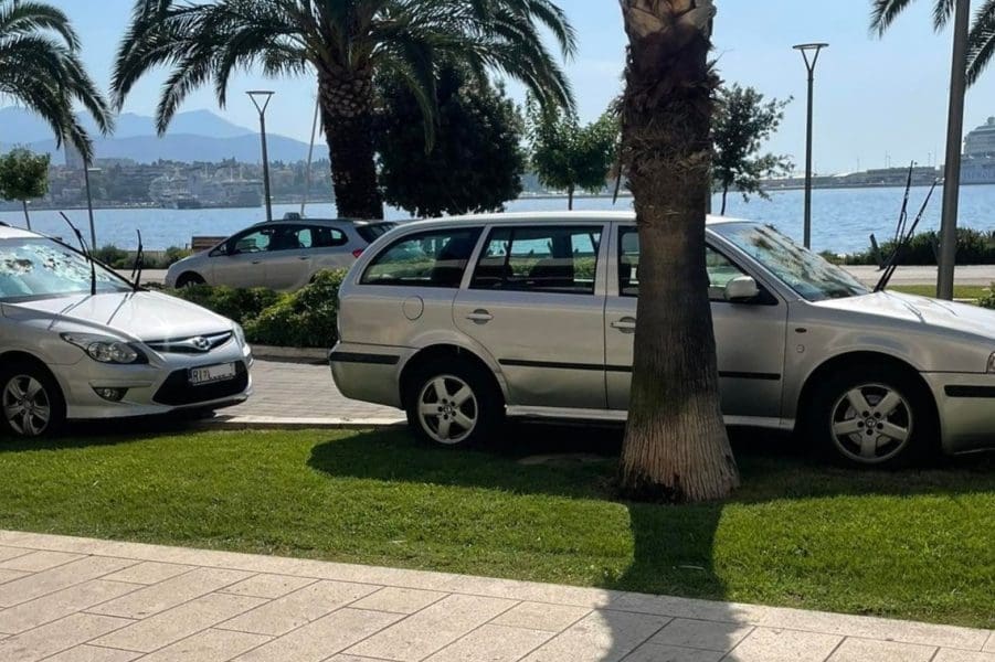 Rugaju se gradskim komunalcima: Bezbrižno parkirali na travi u blizini zgrade Banovine