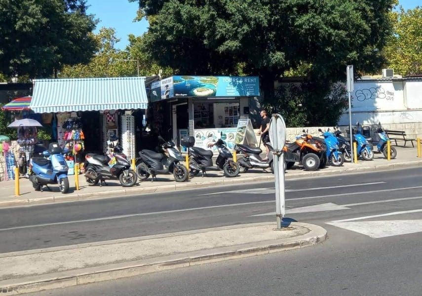 USPRKOS KAZNAMA Na Pazaru ponovno ilegalno postavljena vozila za iznajmljivanje