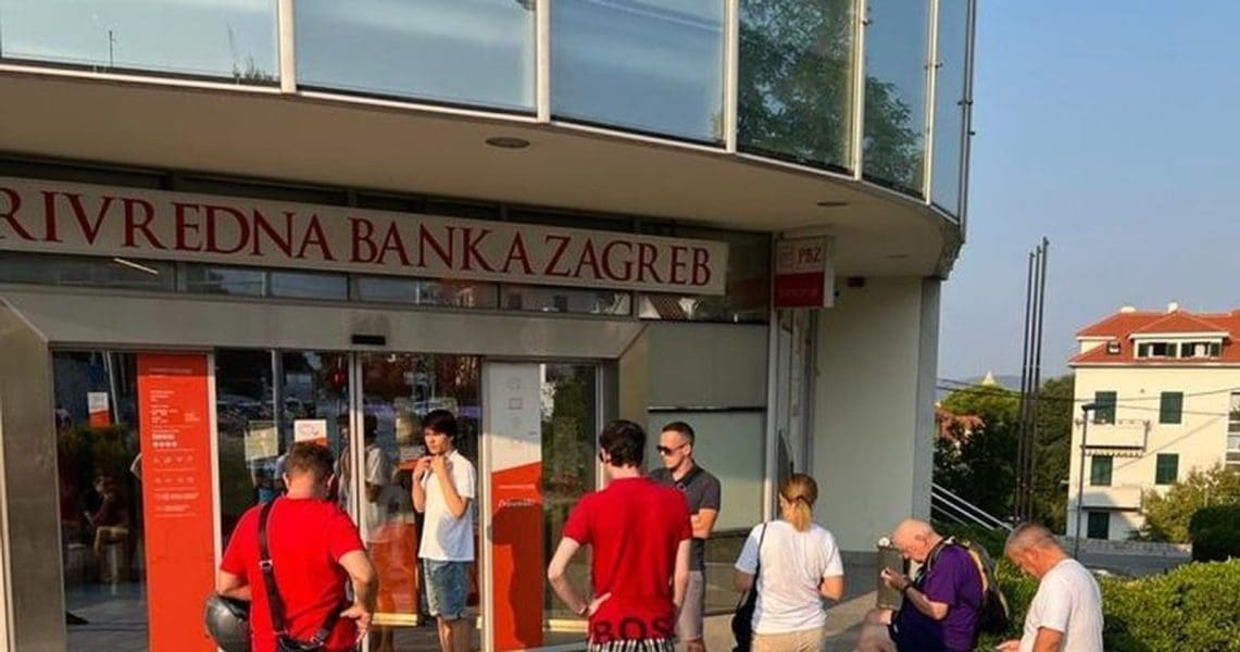 SVI OSTALI U ŠOKU! Rasplet događaja ih razbjesnio: Građani u Splitu čekali za novu kovanicu od 25 kuna "Pelješki most, 2022.". Nisu je dočekali...