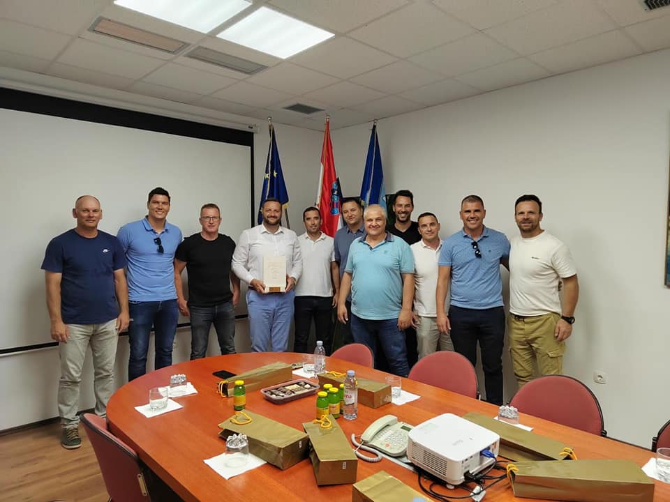 PONOS U PODSTRANI Načelnik Dropuljić dočekao veteranske pobjednike "Torcida kupa":