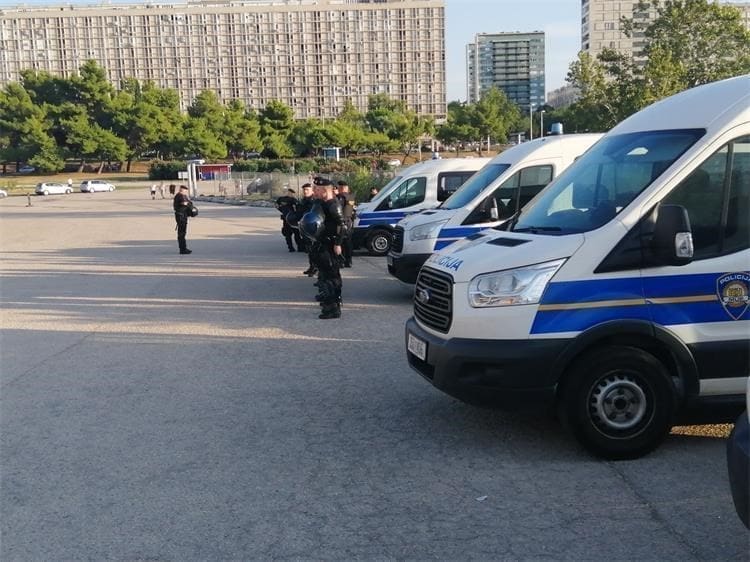ISPALJENA SIGNALNA RAKETA Policija objavila koliko je navijača privedeno