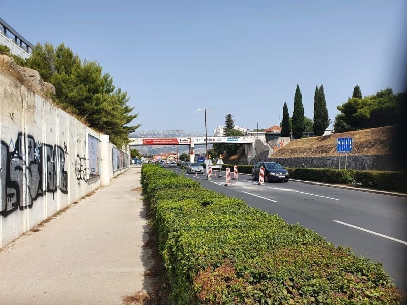 ZASTOJ U POLJIČKOJ Gužva u blizini Mertojaka, 'zakrčena' srednja traka u smjeru centra: "Oštetio se poklopac revizorskog okna fekalne kanalizacije"