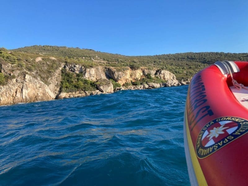 ŠTO SE DOGODILO NA VISU? Mladi kajakaši se udaljili od obale, nisu se mogli vratiti zbog velikih valova...