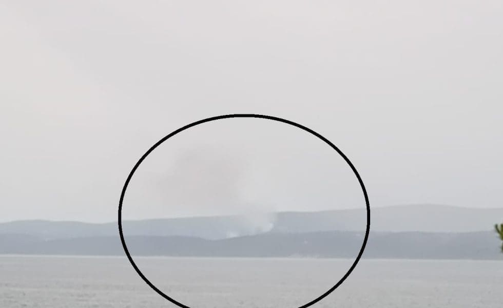 NOVI VELIKI POŽAR IZBIO NA BRAČU Vatrogasne sirene 'okupirale' dio otoka, puno gasitelja je na terenu: "Planulo je nakon udara groma?"