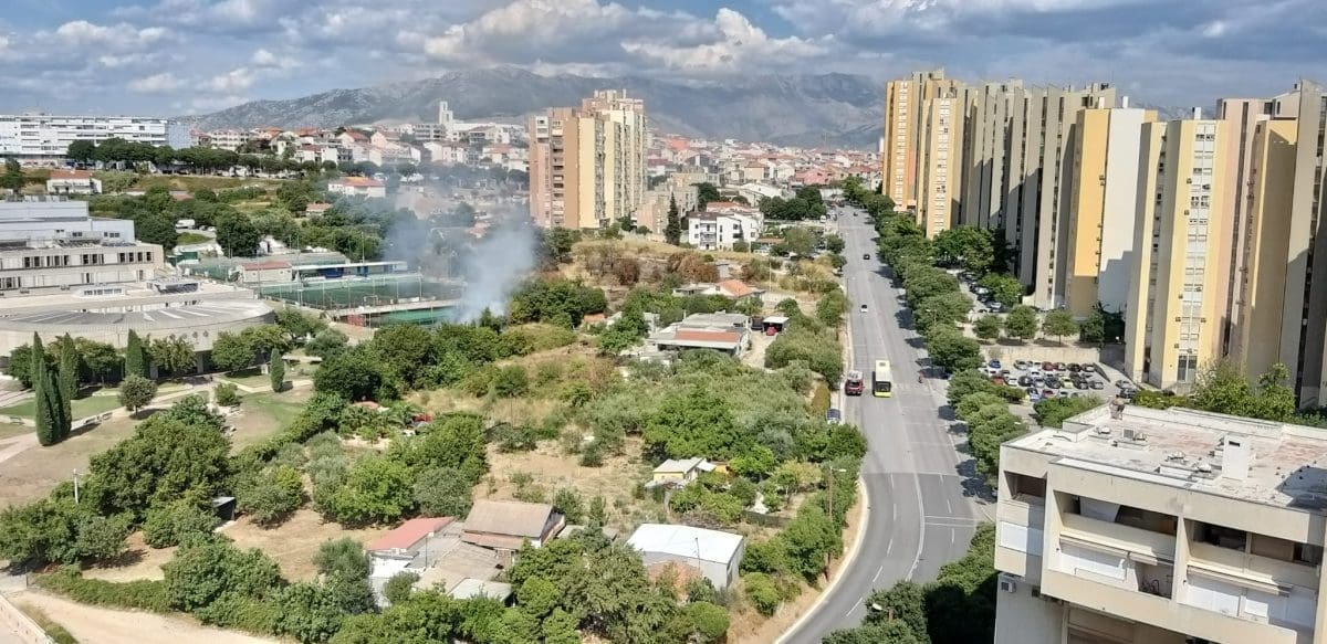 SIRENE U BLIZINI FESB-a Vatrogasci pohitali na teren, planula trava kod igrališta! Evo što smo doznali