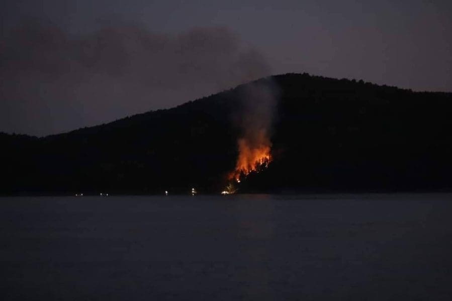 Brzom reakcijom gasitelja lokaliziran požar na Zlarinu: navodni uzrok je signalna raketa