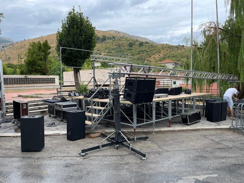 U ŽRNOVNICI IDE SVE PO PLANU Večeras se održava mega koncert popularne Lile i Alena Nižetića