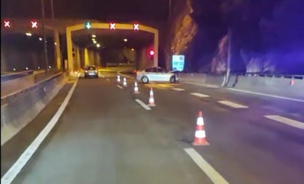 PROMETNA NA BRZOJ CESTI BMW završio u ogradi, dio prometnice nakratko bio zatvoren