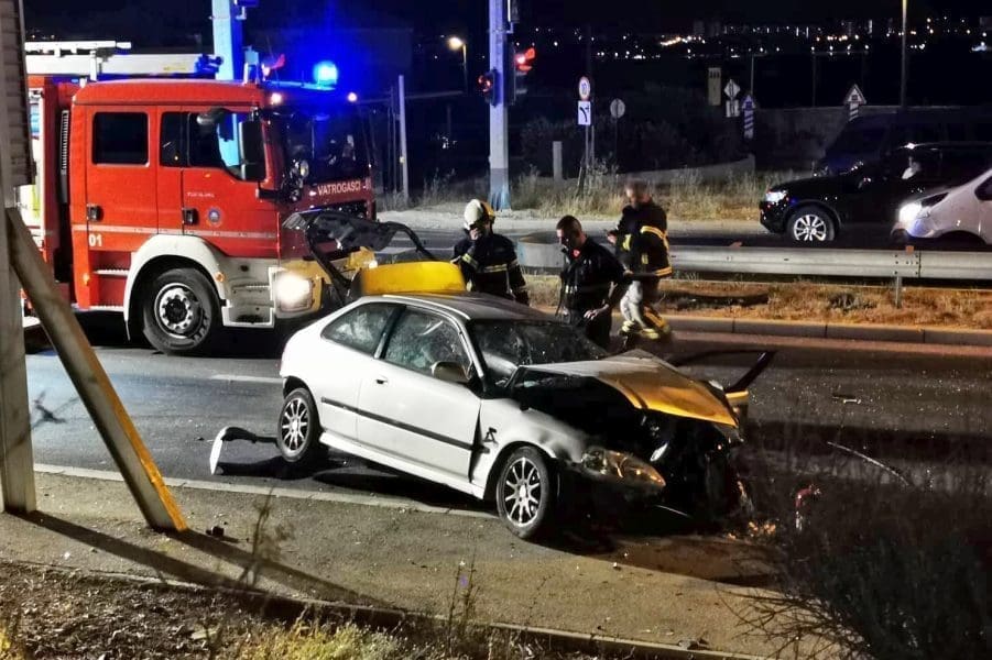 TEŠKA PROMETNA NESREĆA U KAŠTELIMA Sudar triju vozila, ozlijeđene dvije osobe. Cesta prema Trogiru bila zatvorena za sav promet!