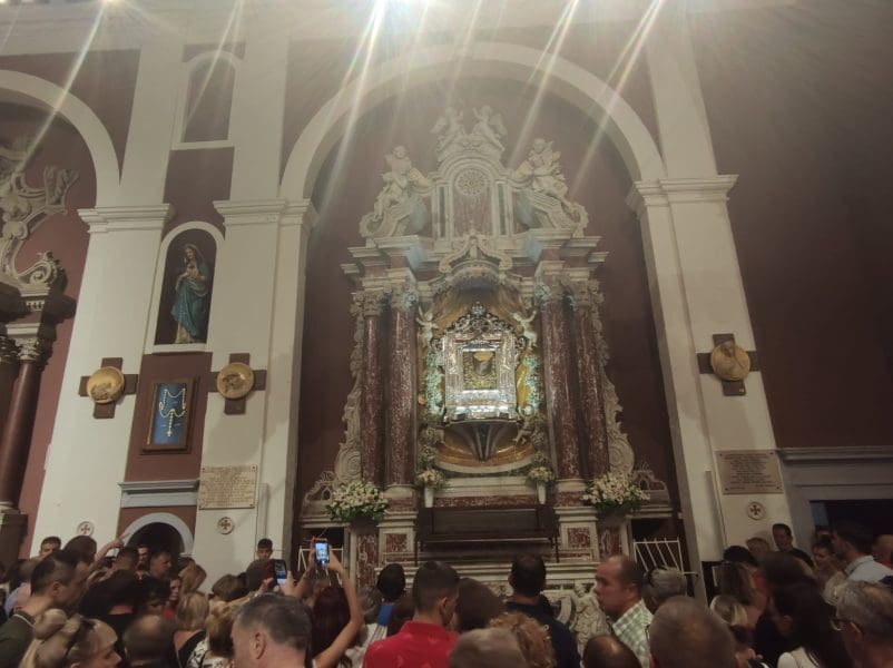 KAO U STARA VREMENA! Sinj je i večeras centar Dalmacije: započela misa zahvalnica koju predvodi gvardijan sinjskoga samostana fra Marinko Vukman