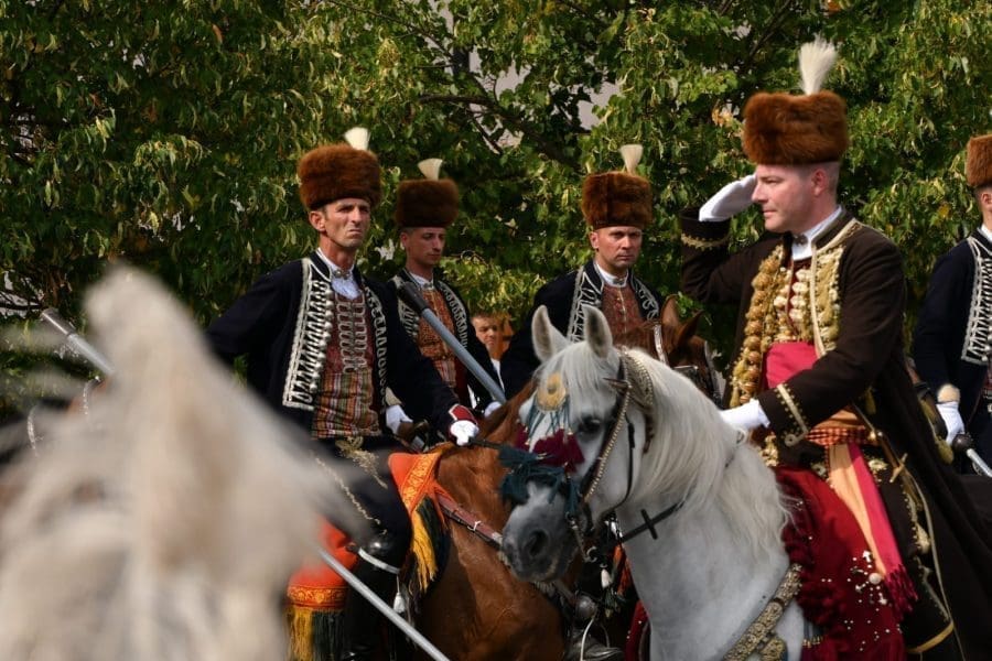 TRADICIJA ZA PAMĆENJE Sinjski alkari nakon 100 godina započeli turneju van Hrvatske: Konji i alkarska povorka stigli su u Beč