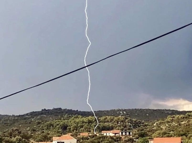UHVATIO NEVJEROJATAN TRENUTAK Snimio udar munje u kuću u Vinišću, srećom bez posljedica