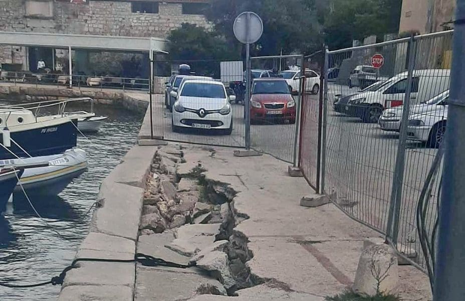 Gliser hitne prevozio ozlijeđenu djevojku s dalmatinskog otoka, momak u nevjerici: "Što bi bilo da se sve uruši i propadne su more, i riva i ograda i vozilo"