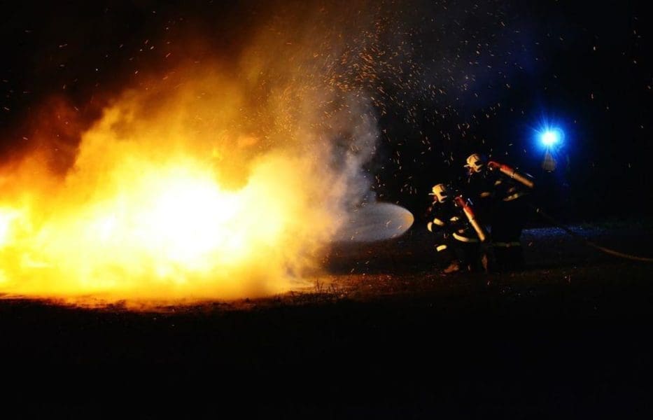 VELIKI POŽAR NA BRAČU Vatrogasci uputili upozorenje građanima: "Postoji opasnost od pada predmeta s visine"