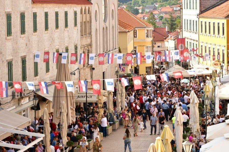 SVI PUTEVI VODE U SINJ Evo kako će raditi kafići i restorani u danima Alke i Velike Gospe