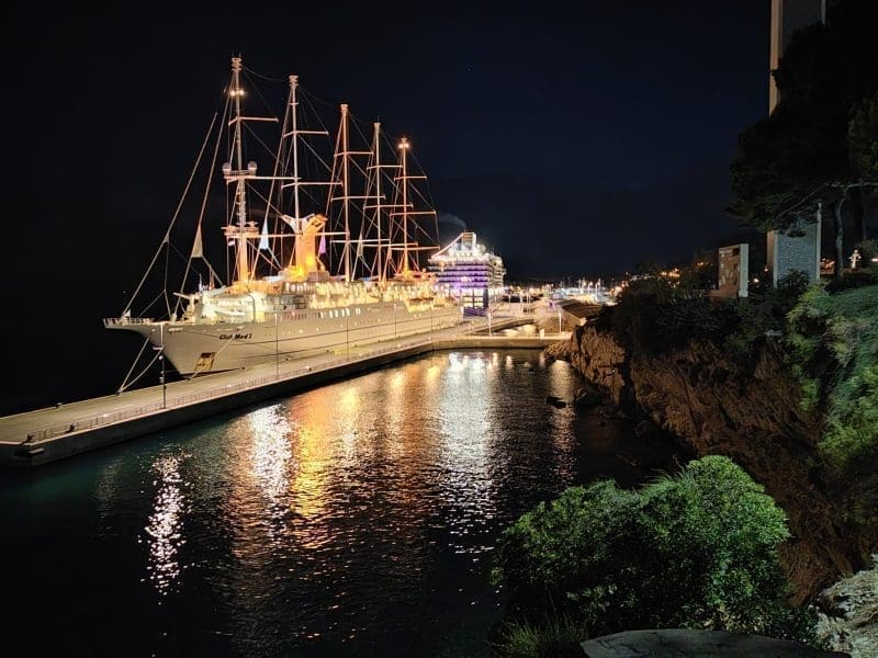 POSEBAN GOST U SPLITSKOJ LUCI Pogledajte kako noću izgleda "mrcina" koja može primiti blizu 400 putnika