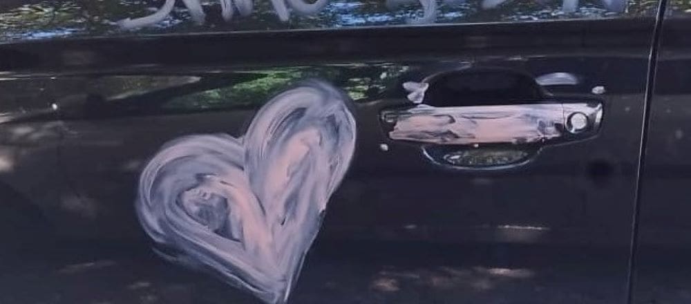 ROMANTIKA U SOLINU Na autu ostavila poruku ispisanu ružem za usne. Pogledajte što piše
