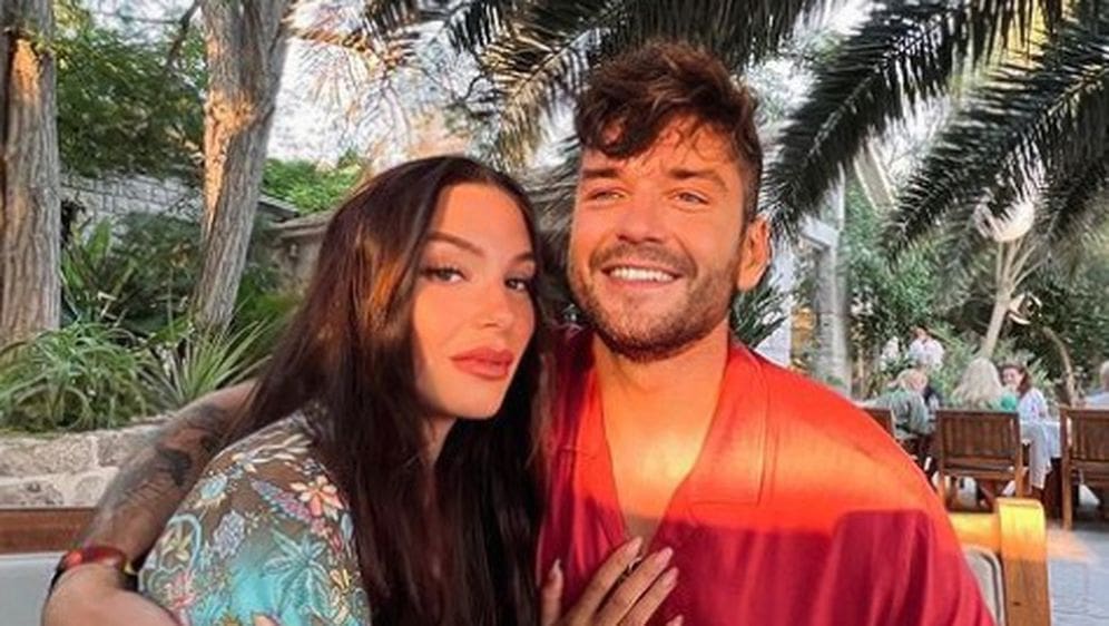 ROĐENJEM POSTAO INFLUENCER Najpoznatiji par duštvenih mreža podijelio fotografiju sa novorođenim sinom, ima i neobično ime