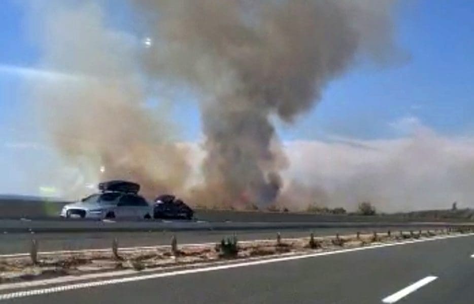 PLANULO UZ DALMATINU Vatrogascima pomažu tri air tracotra, ograničenje brzine zbog dima