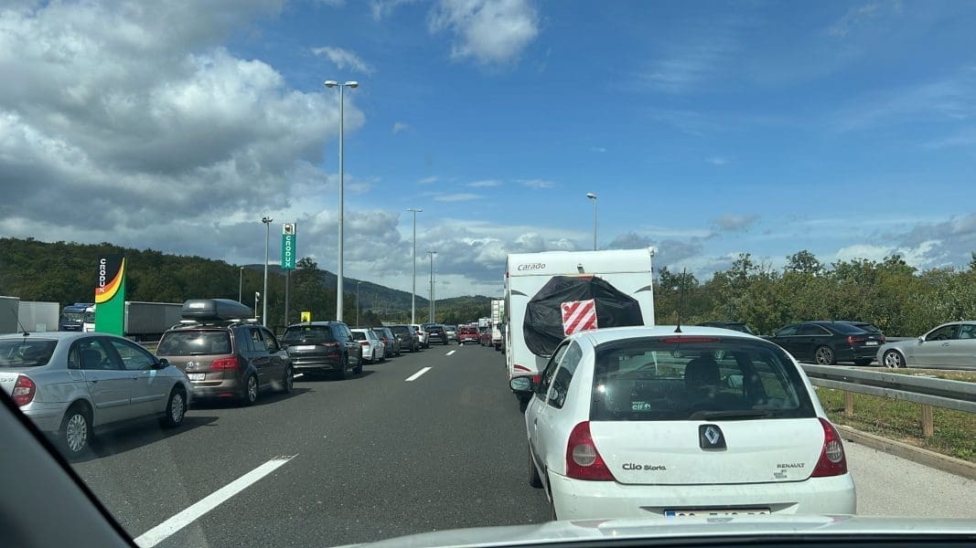 OGROMNE GUŽVE NA PROMETNICAMA U SMJERU MORA Iz Hrvatskih autocesta upozoravaju: "Šaljemo apel korisnicima..."