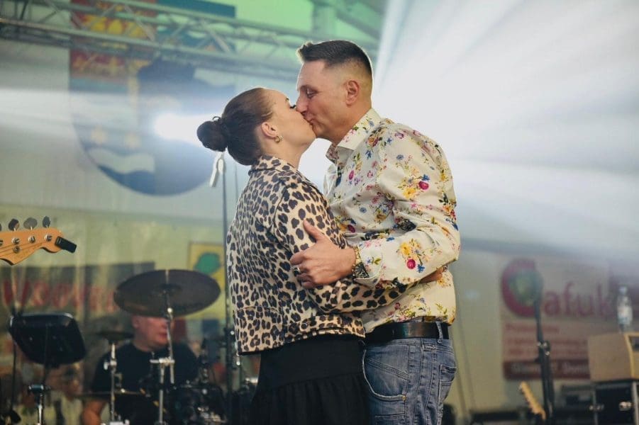 DIRLJIVE ZARUKE Gitarist grupe Vigor zaprosio 24 godine mlađu djevojku usred koncerta