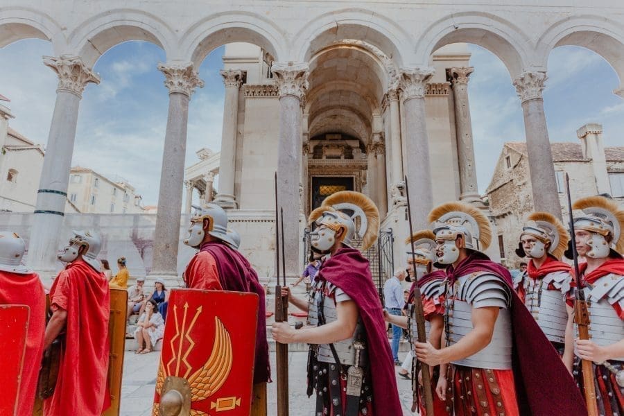 SUSRET ANTIČKIH POVIJESNIH POSTROJBI SUTRA Sutra uronite u povijest Splita i Dalmacije