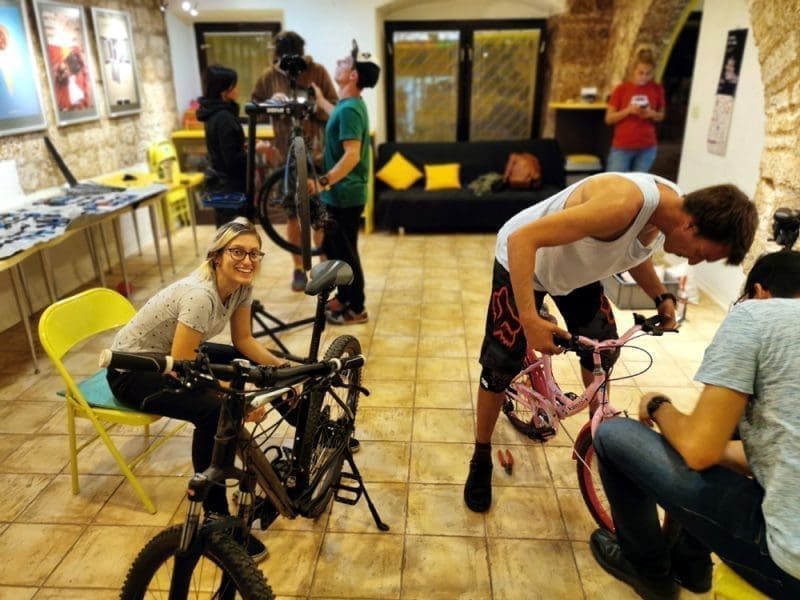 Pokaži kako popraviti bicikl ili razmijeni višak stvari iz ormara u Splitu