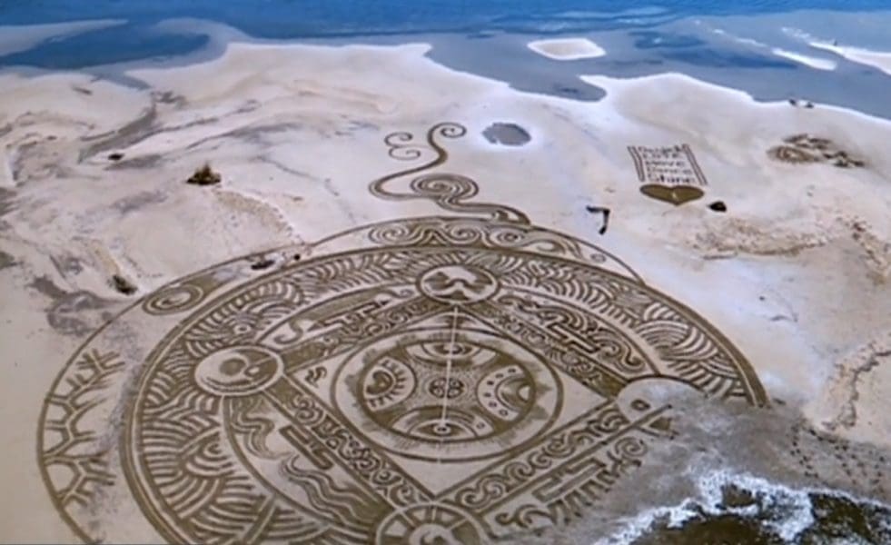 ČUDESNI CRTEŽI U PIJESKU OSVANULI U DALMACIJI Najmanje četiri sata potrebna su da bi nastalo ovo remek-djelo