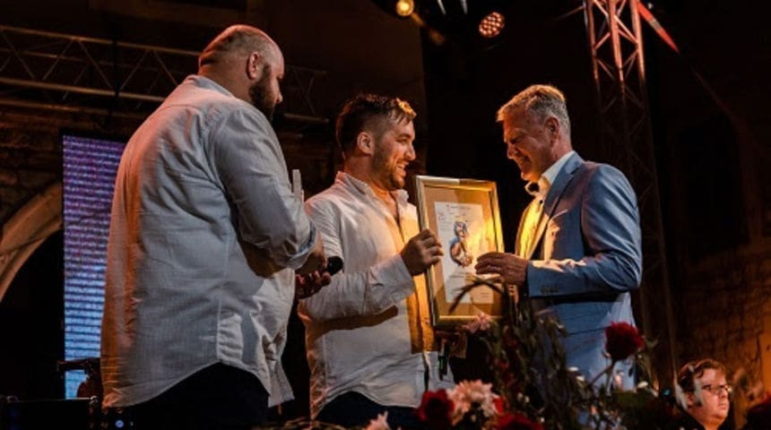 DALMATINSKI PJEVAČ ODUŠEVLJAVA PUBLIKU Zadranin Duje Stanišić uz školovani „bečki” glas osvaja brojne nagrade!