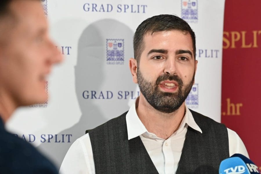 PRISJETIO SE UBOJSTVA KOJE JE POTRESLO SPLIT Matijević položio ružu ispred Lidla: "Zakazali smo kao grad"