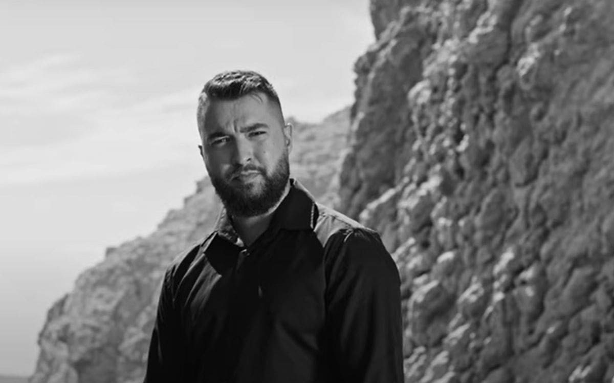 Zaljubio se svirajući djevojkama pod prozorom, a sada premijerno predstavlja svoj singl prvijenac "Čuvar tvoga sna"!