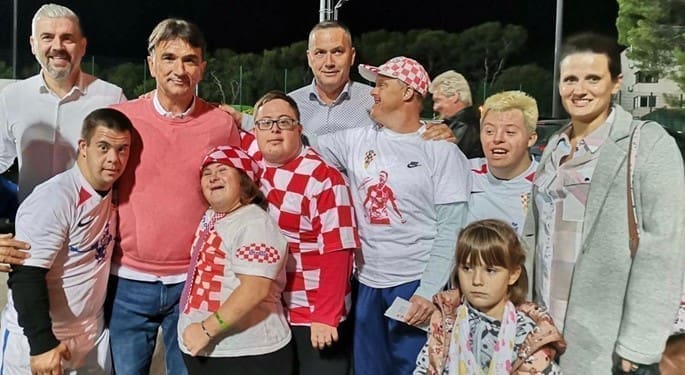 VIŠE OD 100 TISUĆA KUNA ZA DJECU HNS i mladi 'Vatreni' u uvećali donaciju za Down sindrom centar Pula