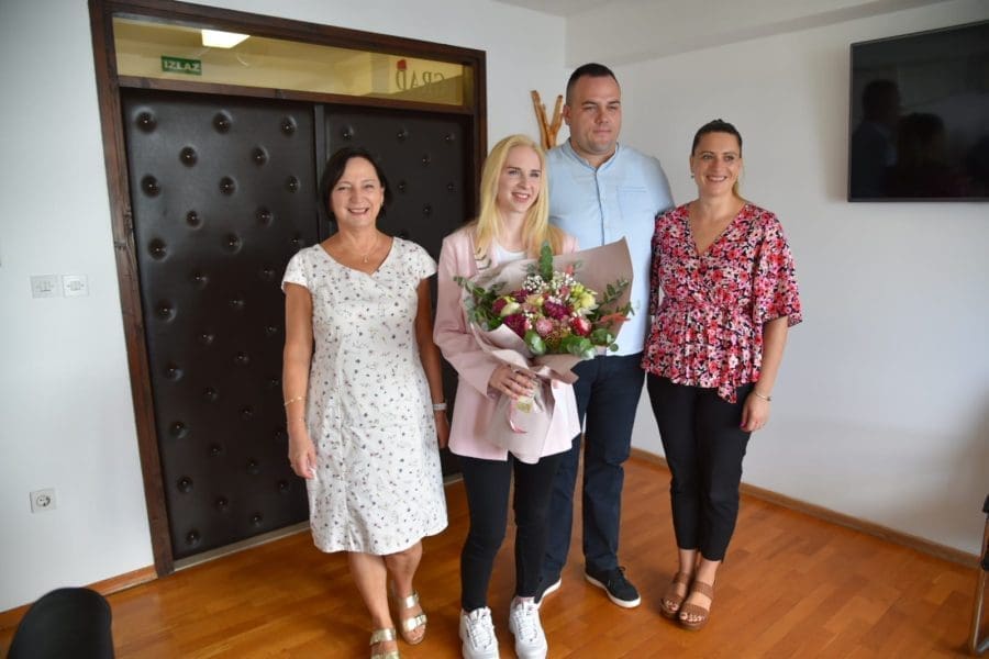 Judašica Jelena Brešković s natjecanja u Italiji vratila se ovjenčana brončanom medaljom, danas posjetila kaštelansku Gradsku upravu