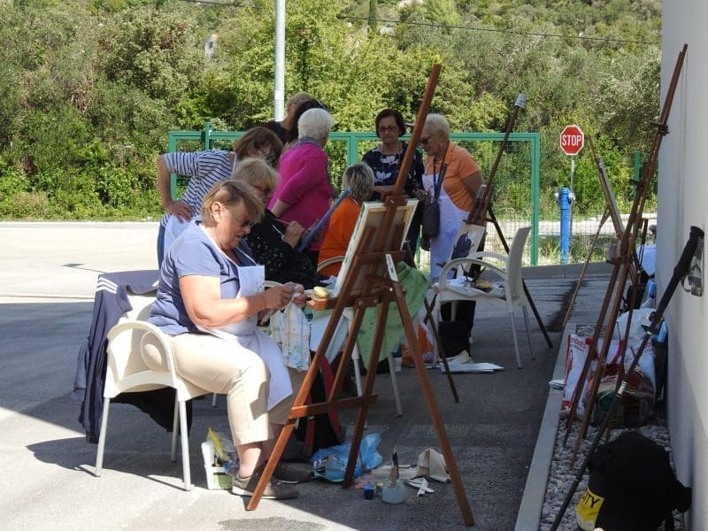 U staroj školi u Baćini održana likovna kolonija, pogledajte dio atmosfere