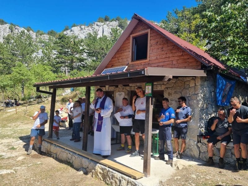 OTVORENA "LUDA KUĆA" NA OMIŠKOJ DINARI Doznajemo tajnu njenog zanimljivog imena. Svečanom otvorenju prisustvovala mnoga poznata lica
