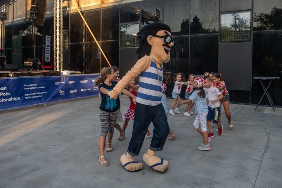 OVO JE ROKO, ZVIJEZDA EP-a Doznajemo tko se krije ispod "zlatne" maskote: "Ovo nije lak posao, ali..."