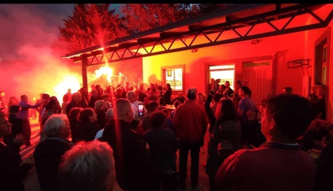 SPEKTAKL U OMIŠKOM ZALEĐU Preko 500 navijača stiglo na doček, bilo je fenomenalno. Donosimo vam prizore