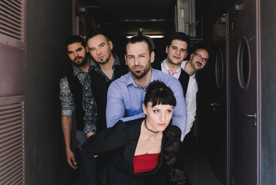 PRVI SINGL SPLITSKOG BENDA Pjesmom "Razbijeno srce" pomiču se granice njihove ljubavi prema rock'n'rollu! Pogledajte spot