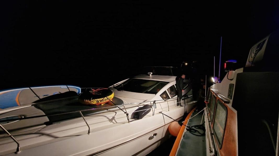 NOĆNA DRAMA NA MORU Jahta udarila u kavez ribogojilišta u Dalmaciji i nasukala se