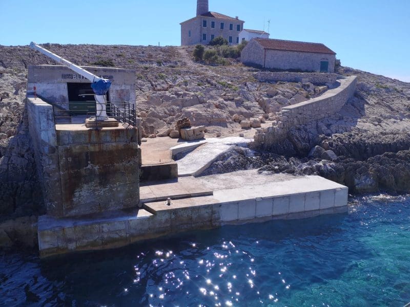 Dovršena sanacija pristaništa za iskrcaj na svjetioniku Hrid Blitvenica. Pogledajte kako izgleda!