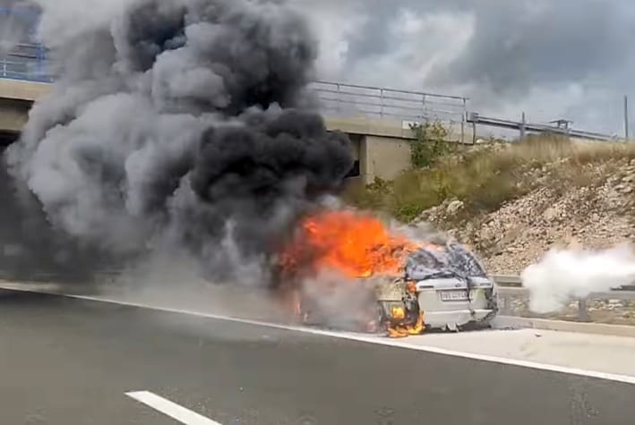 Plamen progutao automobil na autocesti u Zamosorju
