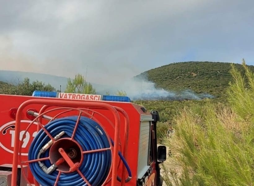 PLANULO U KAŠTELIMA Kanaderi gase požar usprkos jakim udarima juga