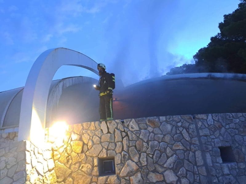 POŽAR U PRIMOŠTENU Vatrogasci cijelu noć gasili požar u prostorijama hotela