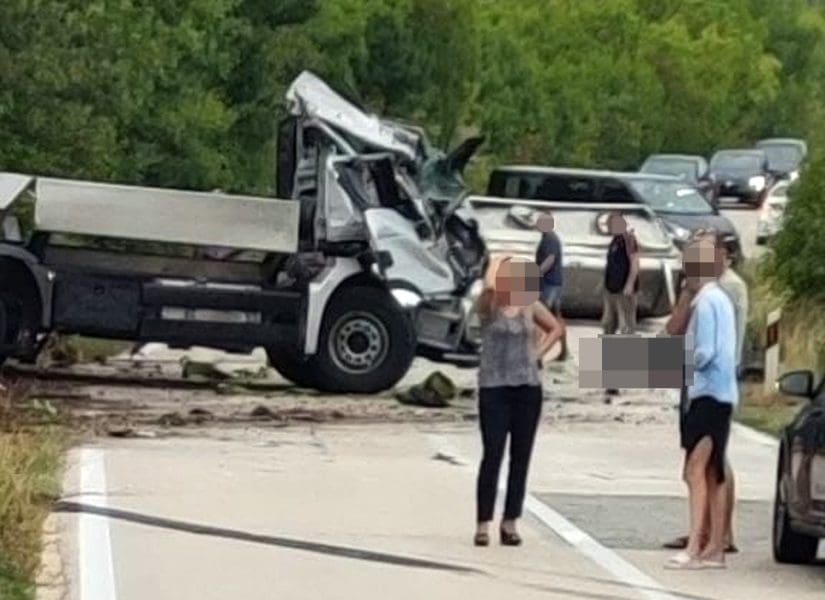 PRIZOR JE UŽASAN Prevrnuo se kamion-cisterna u zaleđu Trogira, na mjesto nesreće dojurile sve žurne službe